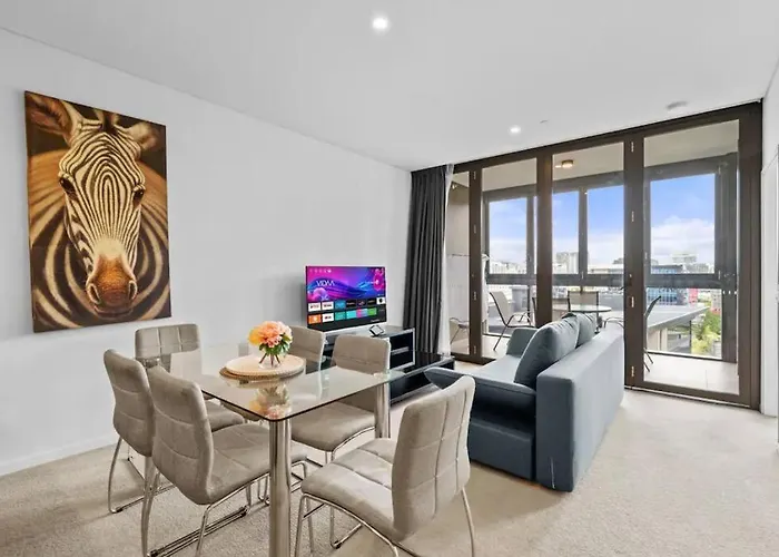 Elegant Urban Hideaway - Private Luxury Residential Apartment, Walk To South Bank & Free Carpark